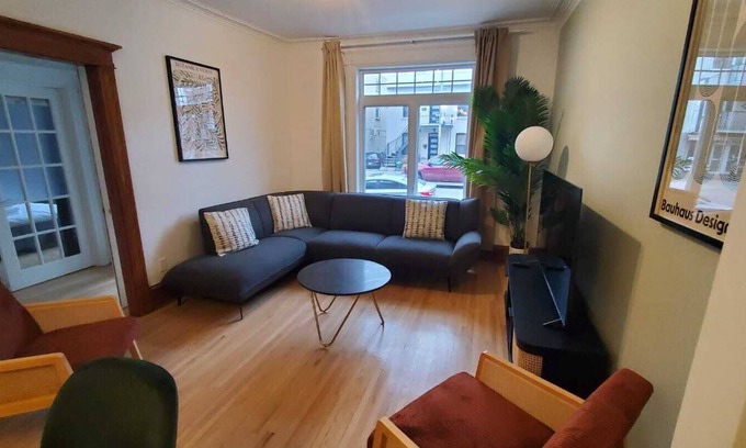 Youville Apartamento | The Amaryllis | 2 Free Parking spots | 4 bedrooms | AC |