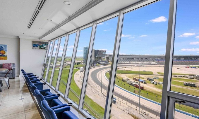 Fort Worth Condominio | The Amazing Bluebonnet Suite at the Speedway! Nascar Fan or Not, it's AMAZING!