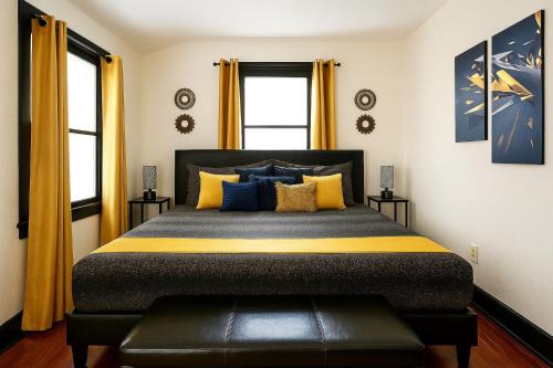 Cleveland Casa | The Amber Retreat Private Rooms with Shared Kitchen, Living Room And Bathroom Free Street Parking Near Downtown