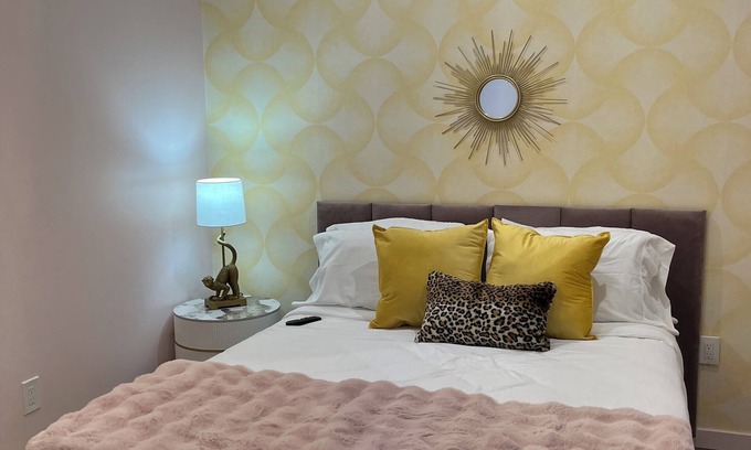Williams Bay Apartamento | The American Hotel - Pillow Talk Suite 2 - Downtown Williams Bay.