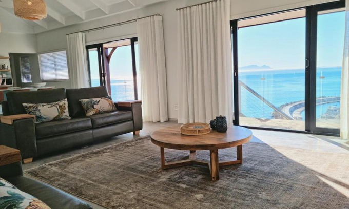 Gordons Bay Central Apartamento | The Anchor, Luxury living for 2 with sea view and Jacuzzi