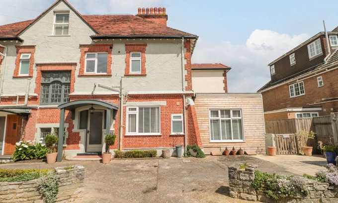 Westbourne Cabaña | THE ANCHORAGE, pet friendly, character holiday cottage in Bournemouth