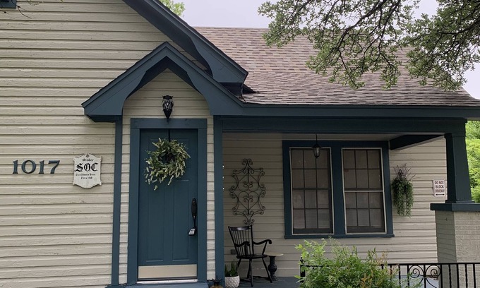Cleburne Casa | The Anglin House, an early century home completely renovated and modernized.