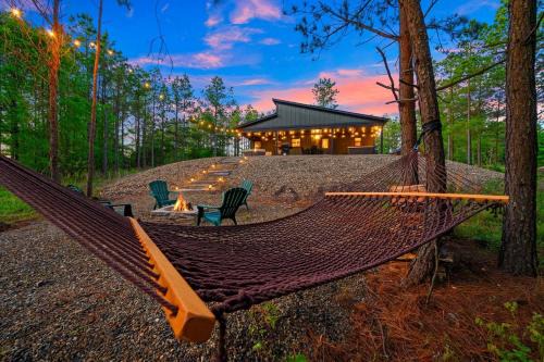 Pickens Casa | The Animal Crossing -Direct ATV trail access, hot tub, and fire pit near Hochatown