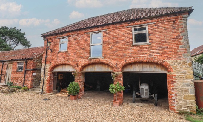 Scawton Cabaña | THE ANNEX AT MANOR FARM, pet friendly, with a garden in Brandsby