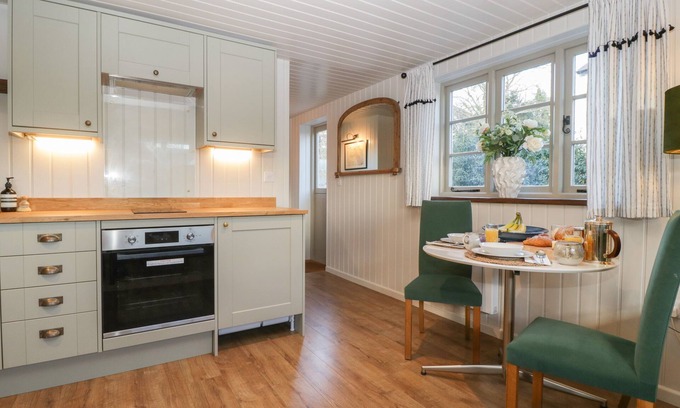 Eckington Cabaña | THE ANNEX, pet friendly, character holiday cottage in Eckington