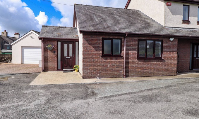 Llanrug Cabaña | THE ANNEXE AT LLWYFOR, romantic, with a garden in Llanrug