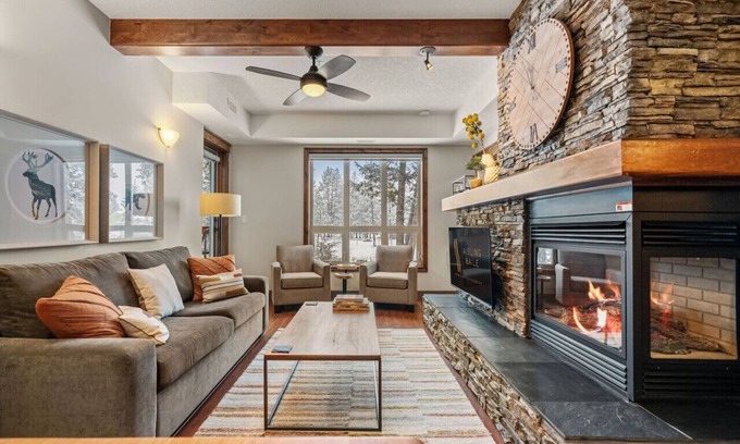 East Kootenay Apartamento | The Antler Hideaway | Pool | Hot Tub | Fireplace