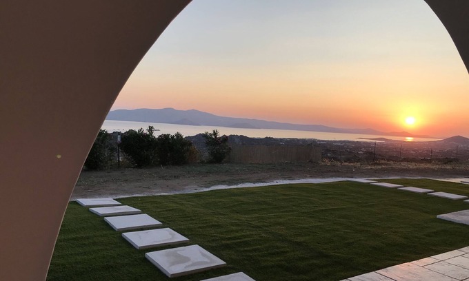 Vivlos Apartamento | The apartment has a terrace with a panoramic view of the Aegean Sea and Paros.