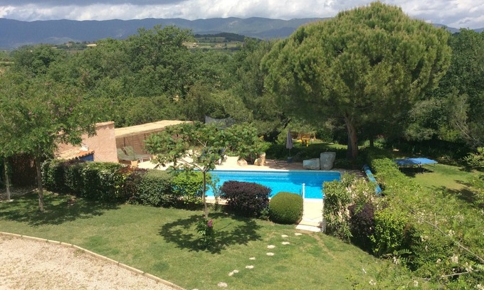 La Tour-d'Aigues Apartamento | La torre de apartamentos en la gran jardín aguda con piscina comunitaria