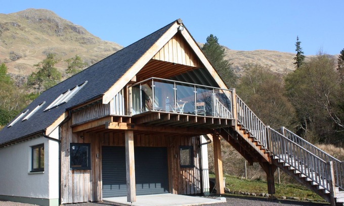 West Laroch Cabaña | THE APARTMENT, with a garden in Ardgour