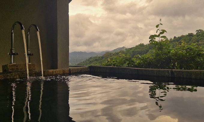 Wayikkal Cama Y Desayuno | THE AQUA PAVILION by Kandy Victoria Eco Resort "Room with a Stoney Tub"
