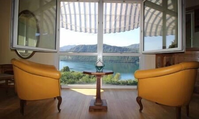 Pettenasco Apartamento | The Arch in the sky for 4 people, Una vista lago unica ed un relax in giardino per godere di questo