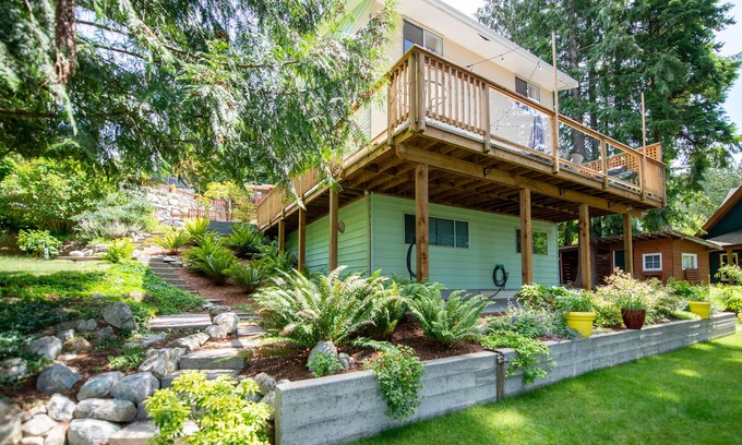 Madeira Park Cabina | The Arrow Gardens & Hot Tub in Madeira Park