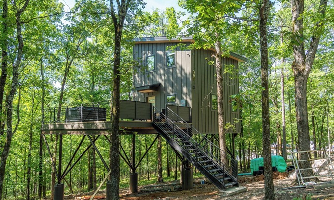 Hot Springs Cabina | The Arrow Treehouse - Sleeps 6