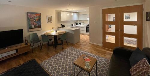 Kelvinbridge Casa | The Art Flat Woodlands