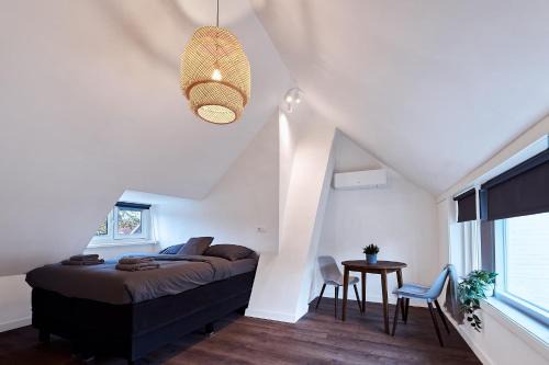 Stratum Casa | The Art Gallery - Jean-Michel's Place - By T&S