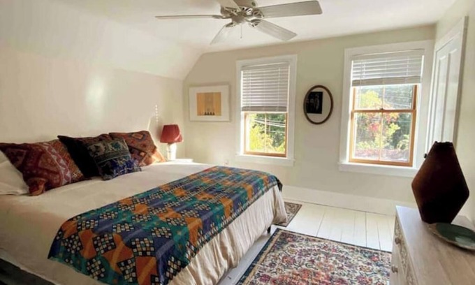 Old North End Apartamento | The ART House. Chic, cheerful, Burlington home.