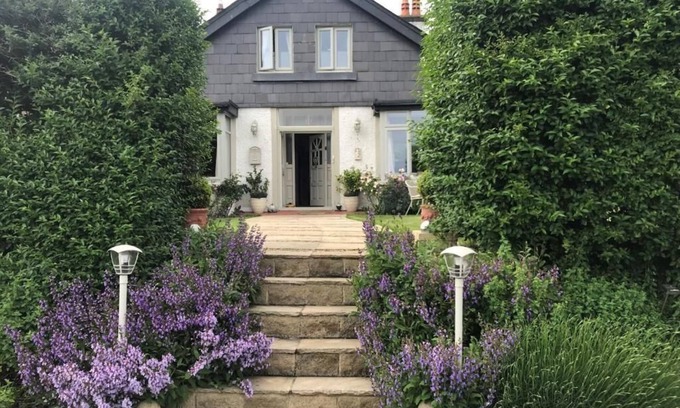 Baldoyle Cama Y Desayuno | El histórico B&B The Artist Residence Dublin, una cabaña junto al mar en la ciudad de Dublín