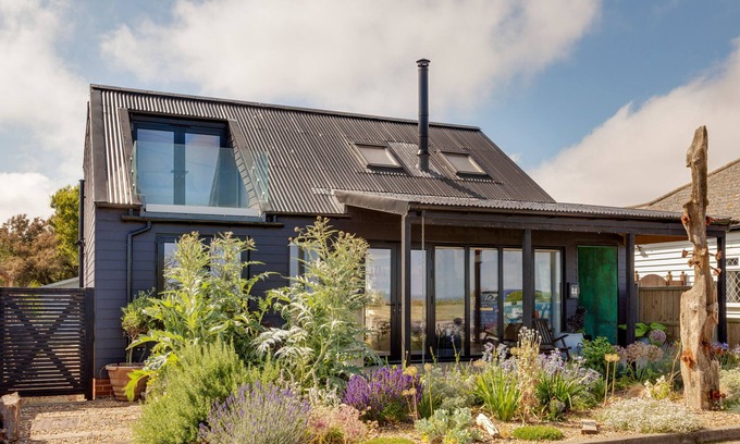 Herne Bay Casa | THE ARTISTS HOUSE BY THE SEA, pet friendly in Herne Bay