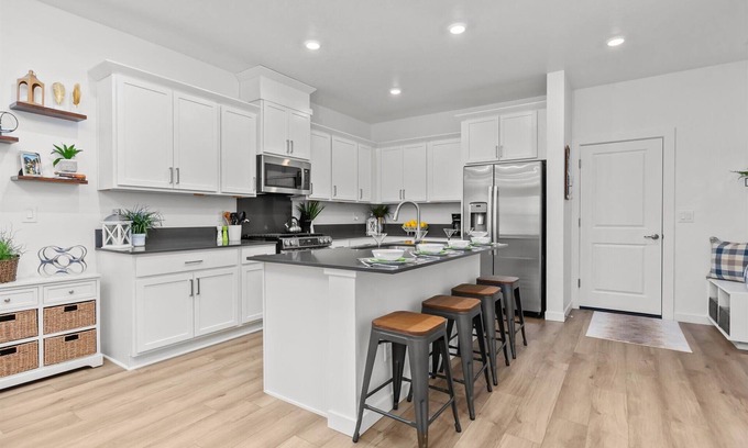 Eagle Casa | New 4-bedroom townhome w/Pool and 2 car garage in welcoming Eagle with AC, WiFi.