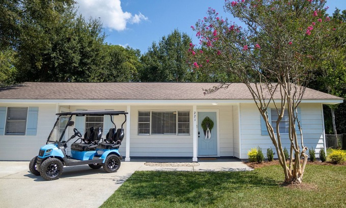 Ocean Springs Casa | The Audrey - includes golf cart! Close to the beach & downtown Ocean Springs!