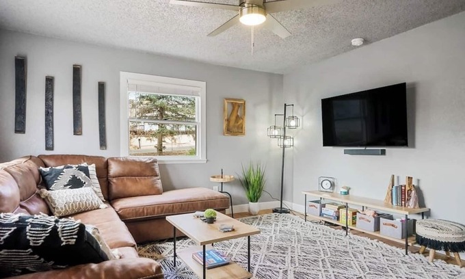 West Colorado Springs Casa | The Autumn House·3BR|10 min to Garden of the Gods!
