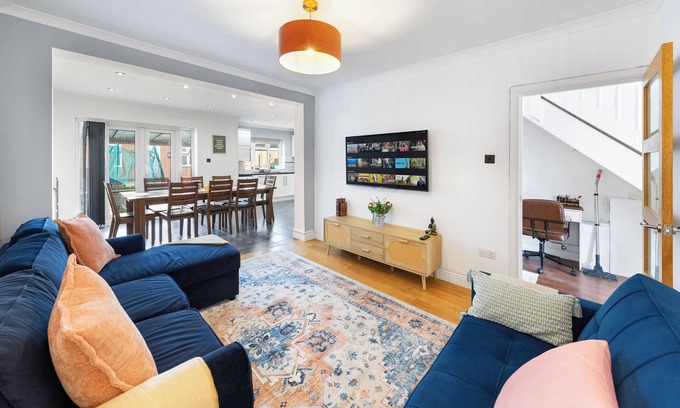 Harlington Casa | The Aviator | Modern Large 4 Bed Property | London | Mins From Heathrow