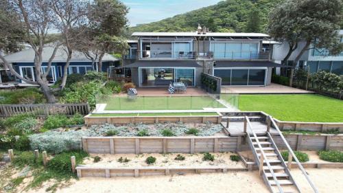 Pearl Beach Casa | The Bach Pearl Beach-Absolute Beachfront , Late Check Out