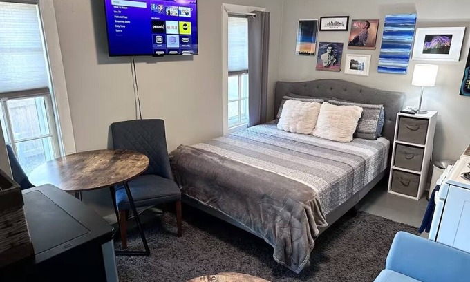 Central Gardens Casa | The Back House - Midtown Memphis Guest House with Private Entrance & Backyard