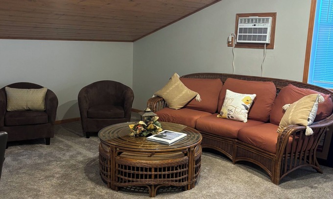 Cambridge Apartamento | The Back Lot Loft – downtown Cambridge, MN
