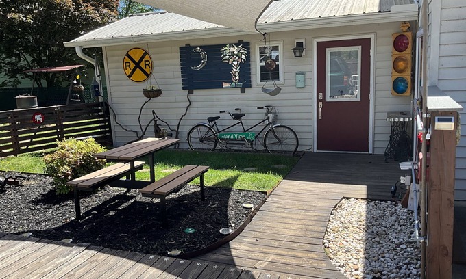 Sans Souci Casa | The Backyard Bungalow On The Trail -just minutes from downtown