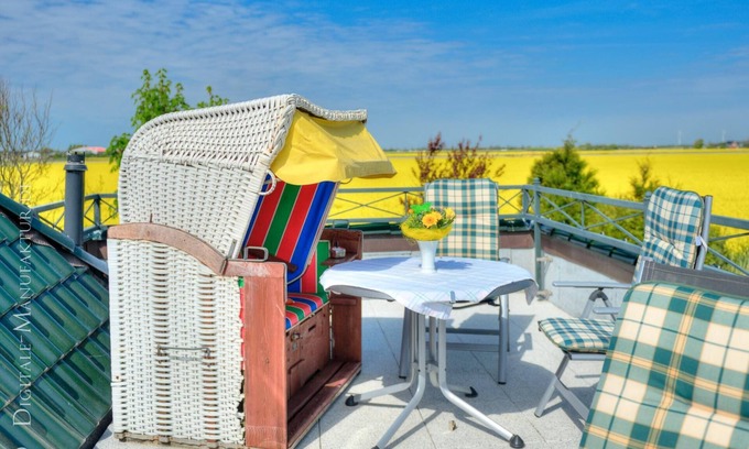 Busumer Deichhausen Apartamento | The "balcony room". Great apartment in Büsumer Deichhausen!