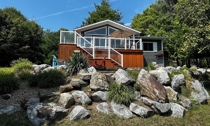 Arden Cabaña | The Ball Cottage - Beautiful Lakefront Hideaway on Bull Lake!