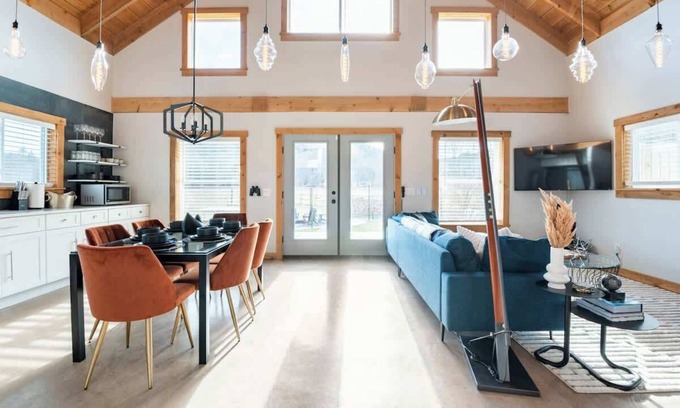 Caroline Casa | The Bar(n)- Cozy chalet with hot tub and campfire