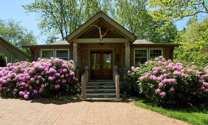 Blowing Rock Cabaña | The Bark Bungalow 2BR/2BA Cottage in Blowing Rock