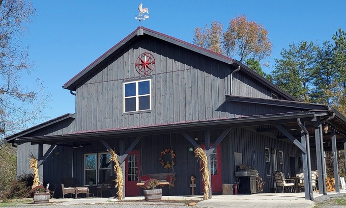 Tennga Casa | The Barn at Frog Hollow, Delano. Rare find with 5 bedrooms, sleeps up to 15!