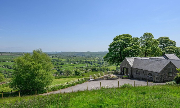 Longnor Cabaña | THE BARN AT HILL HOUSE, pet friendly, with a garden in Leek