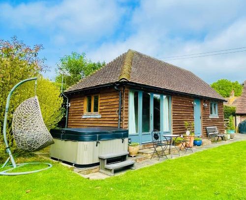 Ringmer Apartamento | The Barn cottage with hot tub overlooking the lake