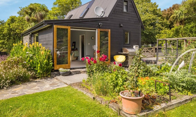 Christchurch Casa | THE BARN, family friendly, with a garden in Christchurch