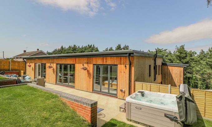 Lytchett Matravers Cabaña | THE BARN, family friendly, with hot tub in Lytchett Matravers