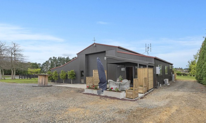 Karaka Casa | THE BARN – KARAKA FARM STAY, family friendly in Auckland
