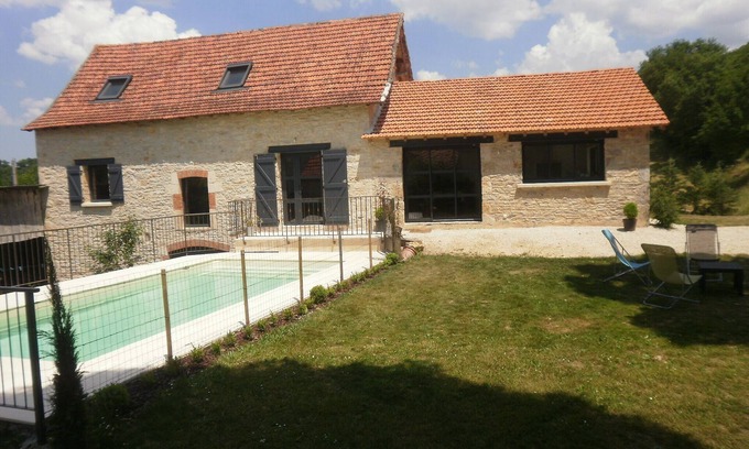 Villeneuve d'Aveyron Casa | El granero de Mas de Pérou con piscina privada.