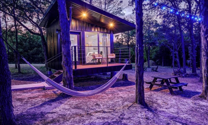 Alvord Cabina | The Barn Owl | Cozy Treehouse + Pickleball Court
