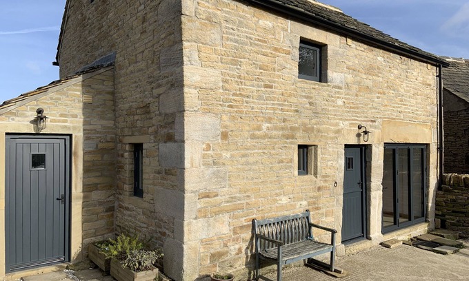 Holmfirth Cabaña | THE BARN, pet friendly, with a garden in Holme, Yorkshire