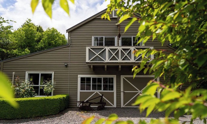 Acacia Bay Casa | The Barn Taupō - You'll love staying in this peaceful, rustic location