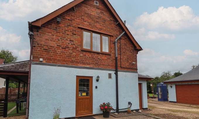 Walcot Cabaña | THE BARN @ THE ELMS, family friendly, with a garden in Admaston