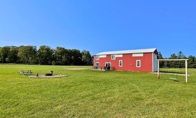 Butternut Cabina | The Barndominium | 5 Bed, 2 Bath
