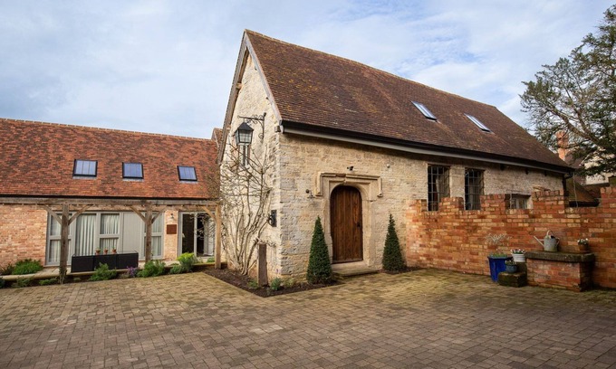 Priors Marston Cabaña | The Barns at Holy Well, Southam, sleeps 10 guests in 5 bedrooms