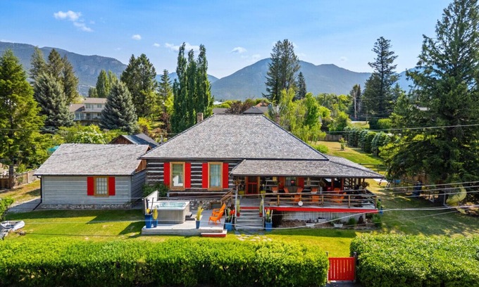 East Kootenay Apartamento | The Barracks | Hot Tub | Walk to Beach | Historic